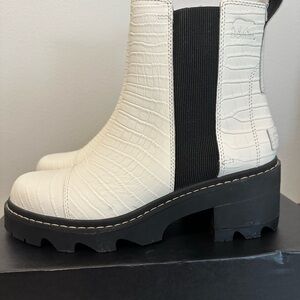 SOREL White and Black Women's Chelsea Boots